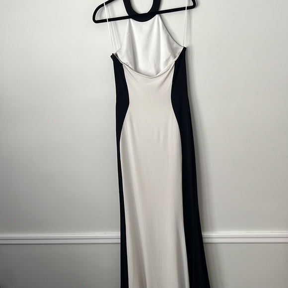 Cache Elegant two tone figure flattering halter Dress - Picture 7 of 10